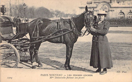 CPA - METIERS - PARIS NOUVEAU - LES FEMMES COCHER - Mme Decourcelle Flattant Son Favori - ND Phot - 2304 - Otros & Sin Clasificación