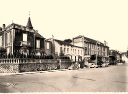 Jarny * La Place Aristide Briand * Poste Ptt * Villa * Automobile Voiture Ancienne Citroën 2CV - Jarny