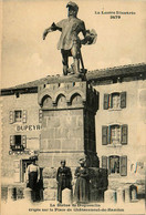 Châteauneuf De Randon * La Statue Duguesclin Sur La Place Du Village * Villageois - Chateauneuf De Randon