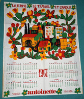 Grand Calendrier Torchon En Tissus ANTOINETTE 1967 Publicité Pour Le Magazine De La CGT La Femme Le Travail L'amour - Grossformat : 1971-80