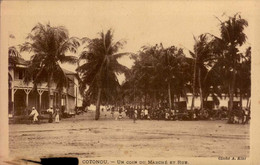 COTONOU   ( BENIN )  UN COIN DU MARCHE ET RUE - Benin