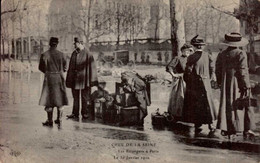 PARIS      ( 75 )      CRUE DE LA SEINE . LES ETRANGERS A PARIS . LE 30 JANVIER 1910 - Floods
