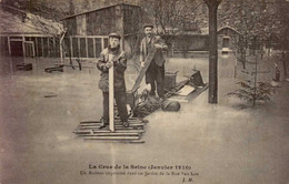 PARIS      ( 75 )      LA CRUE  DE LA SEINE _  ( JANVIER 1910 ) UN RADEAU IMPROVISE DANS UN JARDIN DE LA RUE VAN LOO - Floods