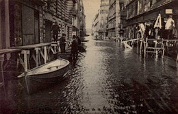 PARIS      ( 75 )     LA GRANDE CRUE DE LA SEINE  ( JANVIER 1910 )  ETABLISSEMENT DE PASSERELLE RUE DE BELLECHASSE - Inondations