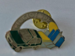 PINS PEUGEOT 106 VERTE / Signé Démons Et Merveilles  / 33NAT - Peugeot