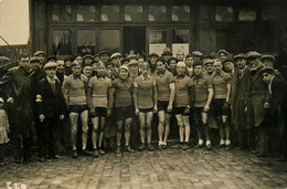 Puteaux * Carte Photo * Arrivée D'un Course Cycliste En 1936 * Coureurs Cyclistes En Tenue * Vélo  * Devant Café * Sport - Puteaux