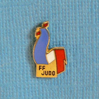 1 PIN'S // ** COQ TRICOLORE / FÉDÉRATION FRANÇAISE DE JUDO ** - Judo