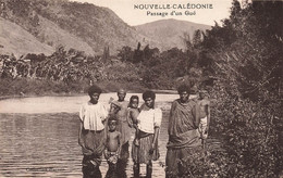 CPA NOUVELLE CALEDONIE - Passage D'un Gué - Collection Barrau - Noir Et Blanc - Neukaledonien
