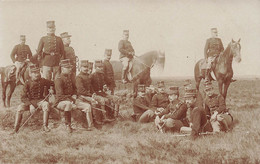 CPA Photographie - Groupe De Militaires - Soldats Avec Des épées Et Des Chevaux - Photographie