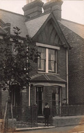 CPA Photographie - Façade De Maison Et Petits Garçons Devant Une Grille - Photographie