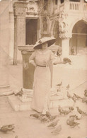 CPA Photographie - Femme Avec Des Pigeons - A Venise En Septembre 1913 - Photographs