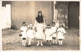 CPA Photographie - Femme Et Enfants Déguisés Costumés - Vetement Blanc - Photographs