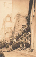 CPA Photographie - Groupe De Personnes Davant Un Façade Dans Un Village - Lieu à Identifier - Photographie