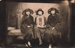 CPA Photographie - Photo D'une Photo De Femmes En Noir - Surement Des Jumelles - Chapeau Noir - Photographie