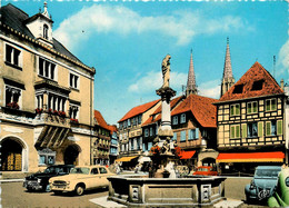 Obernai * Place De L'hôtel De Ville * Fontaine Ste Odile * Automobile Voiture Ancienne - Obernai