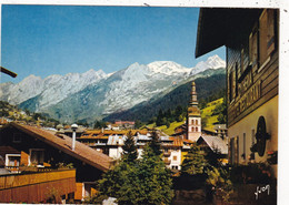 Delcampe - 74. LA CLUSAZ. CPSM. SON CLOCHER ET AU FOND LA CHAINE DES ARAVIS. - La Clusaz