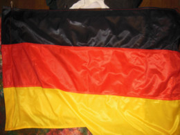 Drapeau Allemand Très Bon état 60 X 86 Cm - Flaggen