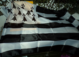 DRAPEAU DE LA BRETAGNE , DIMENSION 150 CM X 90 CM , DEUX OEUILLETS POUR LE SUSPENDRE , ETAT NEUF VOIR PHOTO . POUR TOUT - Vlaggen