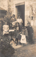 ¤¤  -  LIGUGE   -   Carte-Photo D'une Famille Devant Leur Maison En 1911  -  Photographe " REMBLIER "    -   ¤¤ - Autres & Non Classés