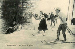 Sports D'hiver * Une Course De Dames * Ski Skis Skieurs Skieuses - Wintersport