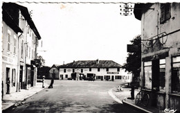 CPSM Bagé-le-Chatel - Place Puthod (avec Petite Animation) - Ars-sur-Formans