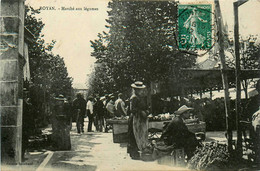 Royan * Place Et Le Marché Aux Légumes * Foire Marchands - Royan