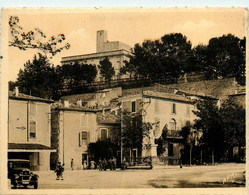 Montfrin * La Place Et Le Château Du Village * Le Monument Aux Morts * Voiture Automobile Ancienne - Sonstige & Ohne Zuordnung