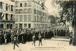 Reims * Le Concours De Gymnastique , Le 23 Juin 1907 * Défilé Place Lafayette Devant La Statue De Jeanne D'arc * Fête - Reims