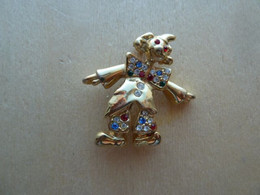 Broc-273 Broche Métal Doré Griffé De  Brillants De 4 Couleurs Différentes Représentant Un Clown - Autres & Non Classés