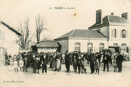 Fismes * La Place De La Gare * Villageois * Ligne Chemin De Fer - Fismes