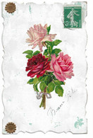 L100L593 - Très Joli Bouquet De Roses En Découpis Sur Carte Moirée Aux Bords Découpés - - Blumen