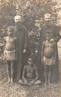 ¤¤  -  AFRIQUE   -   Cliché De Deux Religieux Avec Des Enfants  -  Missionnaires En 1921   -   Voir Description    -  ¤¤ - Unclassified