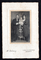 Photo D'un Couple Tenant Un Jeune Enfant Sur Un Sellette (Photo : H. Delestaing 2,rue De La République 34 Bédarieux)1918 - Genealogy