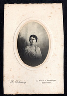 Photo D'une Jeune Fille En Tenue De Marin (Photo : H. Delestaing 2,rue De La République 34 Bédarieux) En 1917 - Genealogy