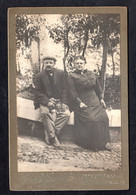 Photo D'un Couple D'anciens Assis Devant Une Clôture (photo Joseph Jacquet St-Dolnat - St-Vallier -Drôme) 10,5 X 16 Cm - Genealogy