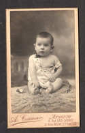 Photo D'un Jeune Garçon Sur Le Lit  (photo A. Cosmao 4 Rue Sadi Carnot 07 ANNONAY) Sur Carton De 6,5 X 10,5 Cm - Genealogy
