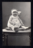 Belle Carte-Photo D'une Belle Fillette D'un An Assise Sur Une Console (24 Février 1932) (photo BRUNER Frère 31 Toulouse) - Genealogy