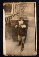 Belle Carte-Photo D'un Jeune Garçon Montrant Les Poings ( Boxeur ) - Genealogy