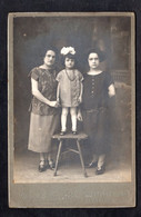Photo De 2 Femmes Et Une Fillette Sur Un Tabouret Avec Neud Dans Les Cheveux (Photo J. Jacquet St-Donat Drôme)11X16,5 Cm - Genealogy