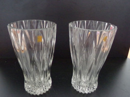 Paire De Vases En Verre " VMC Reims " - Vasen