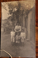 Carte Photo 1910's CPA Ak Groupe Famille Enfants Ferme Animée - Non Classés
