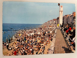 CPM - BELGIQUE - KNOKKE-ZOUTE - La Plage- TRÈS ANIMÉE - Knokke