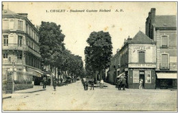 49 - CHOLET - Boulevard Gustave Richard - Animée - Au Premier Plan  COIFFEUR -  EPICERIE DE PARIS - Cholet