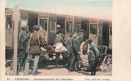 CPA Lourdes Embarquement Des Malades - Carte Colorisée - Viron  - Chaise Roulante - Pub Bazar Catholique - Health