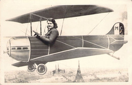 CPA Thèmes - Photographie - Avion - Femme - Portrait - Vue De Paris - Fotografia