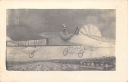 CPA Thèmes - Photographie - Portrait D'un Homme Dans Un Avion Avec Vue Sur Un Camp - Militaire - Planneur - Fotografia