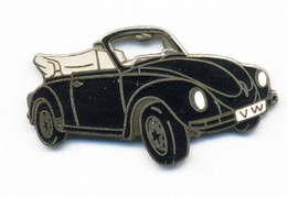 Pin's Volkswagen Coccinelle Cabriolet (Karmann 1949-80) - Carrosserie Noire. Est. Démons Et Merveilles. EGF. T875-22 - Volkswagen