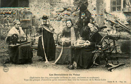 Le Velay Illustré * Les Dentellières Du Velay * Type De Groupe D'ouvrières * Coiffe Métier Couture Rouet - Otros & Sin Clasificación