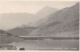 CPA Royaume Uni - Pays De Galles - Gwynedd - Llyn Llydaw - The Causeway To Snowdon - Oblitérée Caernavon 1951 - Autres & Non Classés