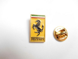 Beau Pin's , Logo Auto Ferrari , En Relief  ,  Dimensions : 11x20 Mm , Scuderia Ferrari , Verso Quadrillé - Ferrari